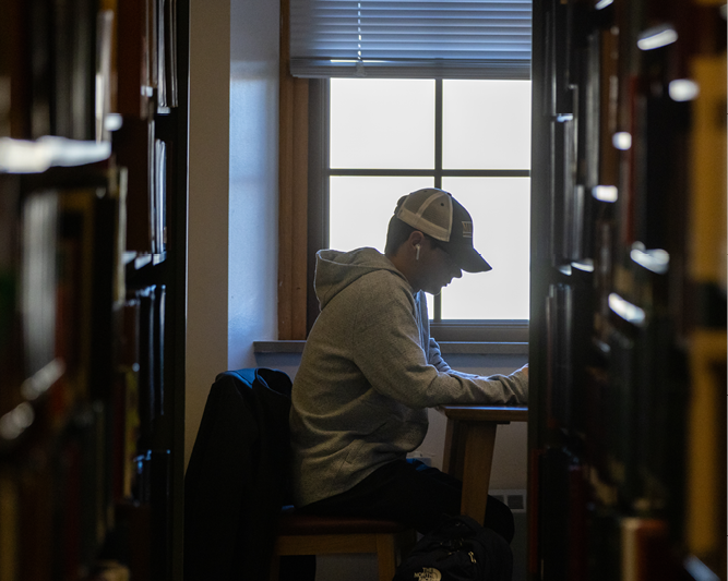 Student sitting in library.